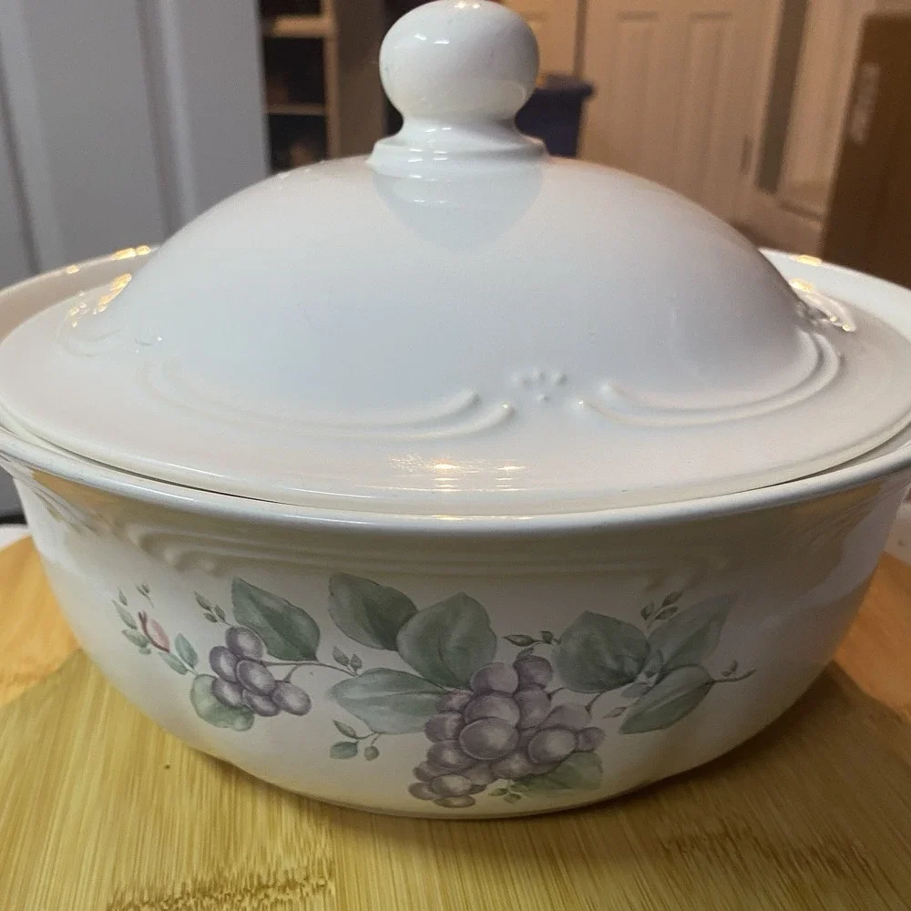 Pfaltzgraff Grapevine 2 Quart Round‎ Covered Casserole Microwave Safe